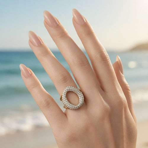 Détail de la Bague Alma en acier inoxydable doré avec strass scintillants, bijou féminin chic et résistant à l’eau
